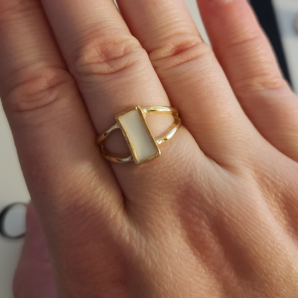 🔷️ Gold and White Rectangle Statement Ring Size 7 NWT - Picture 3 of 3